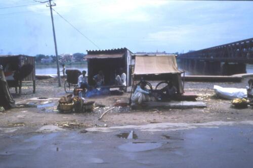 riparatore di biciclette e venditore di mais